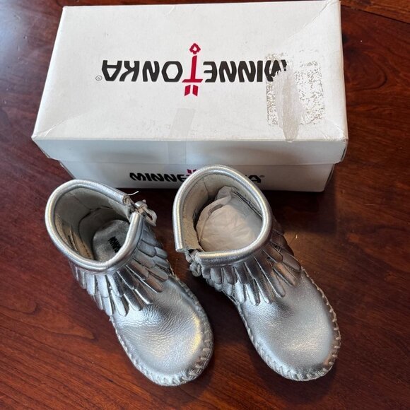 Minnetonka Aria Silver Moccasin‎ Boots Size 4 - NIB - Picture 1 of 9